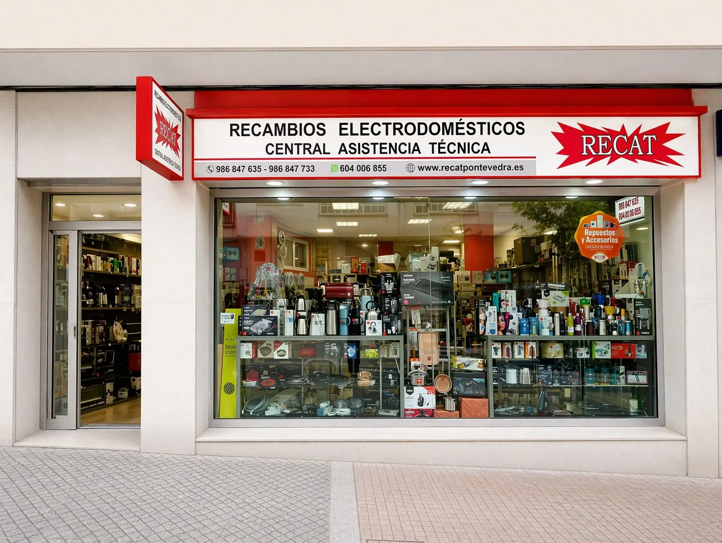 Fachada de la tienda RECAT en la Rúa Doutor Loureiro Crespo de Pontevedra, con el rótulo rojo y el escaparate de recambios y pequeño electrodoméstico