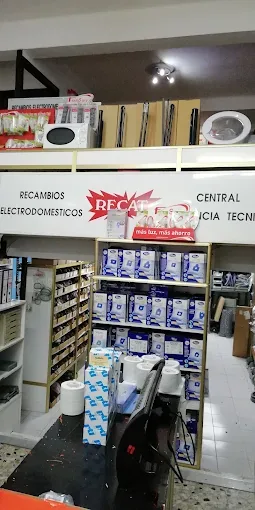 Interior de la tienda RECAT de Vigo: mostrador y estanterías con cajas de recambios bajo el rótulo de RECAT