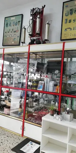 Vitrinas de la tienda RECAT de Vigo con accesorios y pequeños recambios de electrodomésticos