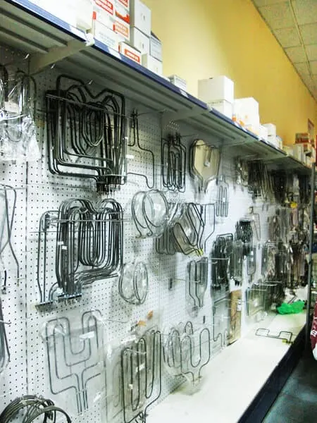 Panel con resistencias de repuesto para hornos y lavavajillas en la tienda de RECAT